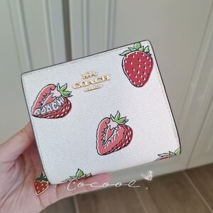 NWT Coach CAP18 Snap Wallet With Strawberry Print In Gold/Chalk Multi